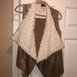 Sleeveless cardigan with white fur inside
